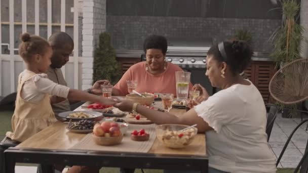 Médium Cinco Familiares Negros Diferentes Generaciones Sentados Mesa Todos Tomados — Vídeos de Stock