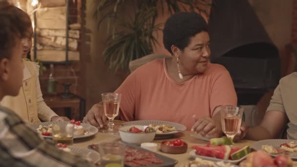Medium Närbild Glad Afroamerikansk Familj Olika Generationer Sitter Vid Bordet — Stockvideo