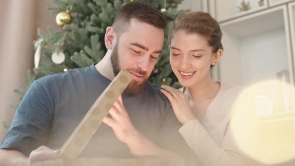 Hrudník Šťastného Mladého Bělocha Otevírací Box Vánočním Dárkem Manželky Která — Stock video