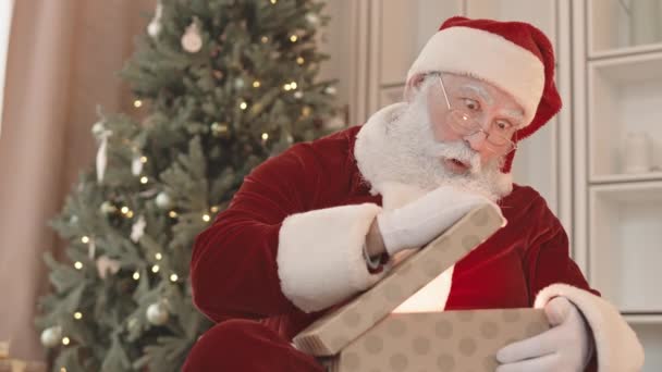 Médio Longo Papai Noel Feliz Vestindo Vermelho Branco Traje Chapéu — Vídeo de Stock