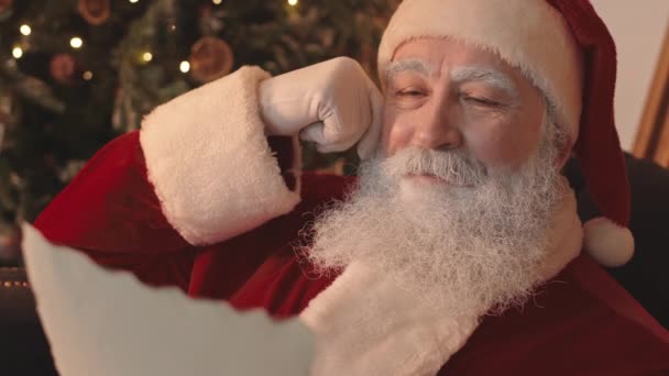 Сундук Белобородым Санта Клаусом Красно Белом Костюме Шляпе Читает Письмо — стоковое видео