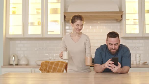 Sakallı Beyaz Bir Adam Mutfakta Oturmuş Akıllı Telefon Kullanıyor Güzel — Stok video