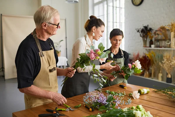 Pareja mayor en taller de floristería — Foto de Stock