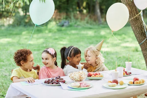 Niños pequeños en fiesta de cumpleaños —  Fotos de Stock