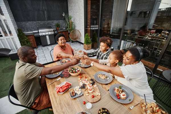 Happy Family Toasting at Table — Stock fotografie