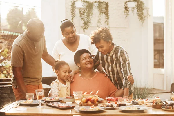 Feliz abuela celebrando el cumpleaños con la familia —  Fotos de Stock