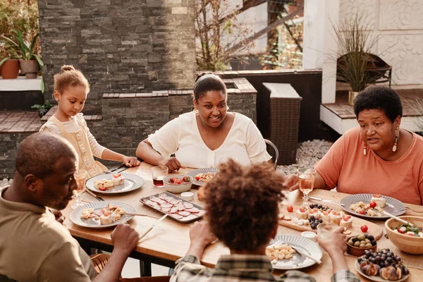 African American Family Dining i solljus — Stockfoto