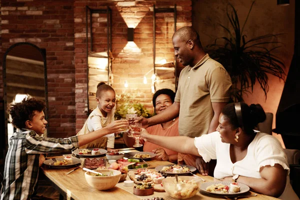 Africká americká rodina slaví na večeři — Stock fotografie