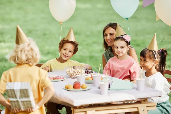 夏に誕生日パーティーを楽しむ子供たち — ストック写真