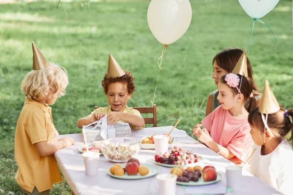 Happy Boy genießen Geburtstagsparty im Sommer — Stockfoto