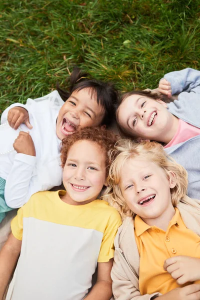 Smiling Children Lying on Grass — Stock Photo, Image