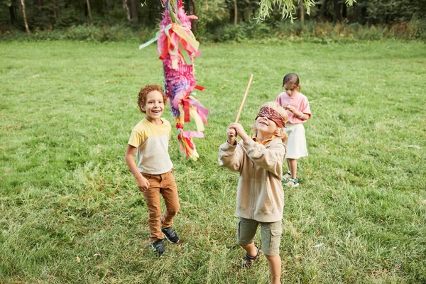 Niños jugando Pinata Juego en la fiesta —  Fotos de Stock