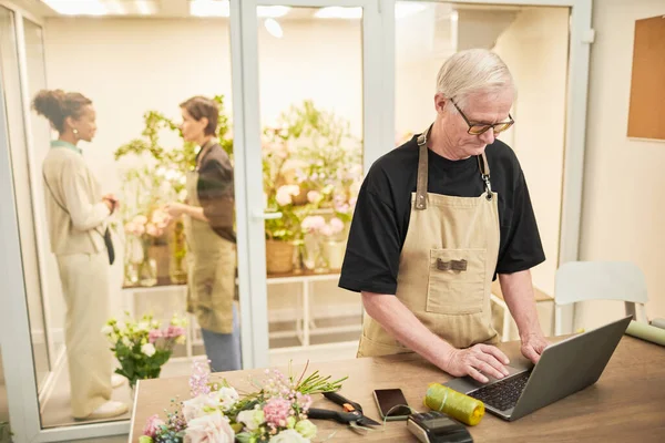 Senior proprietario del negozio di fiori — Foto Stock