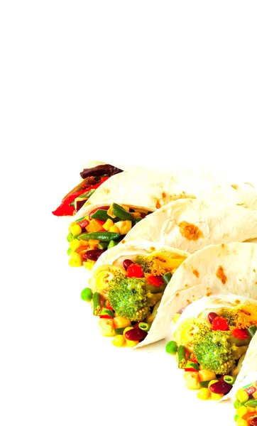 Tortilla mexicana con relleno de verduras y champiñones sobre fondo blanco. Día Mundial del Vegano o concepto de alimentación saludable.Primer plano —  Fotos de Stock