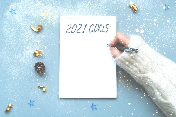 Fondo azul navidad con destellos. Cuaderno de fijación de objetivos para el Año Nuevo. Concepto de planificación. Espacio de copia creativa. —  Fotos de Stock