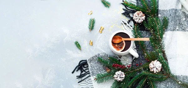Λευκό κύπελλο με τσάι σε γκρι φόντο με λάμψη. Hygge στυλ για τα Χριστούγεννα ή την Πρωτοχρονιά. Ελάχιστη σύνθεση. — Φωτογραφία Αρχείου