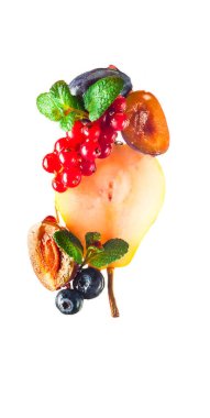 Meyve ve meyve salatası ve su damlası. Kavramsal Gıda veya Dünya Vegan Günü. Yaratıcı kopyalama alanı. Yakın plan.