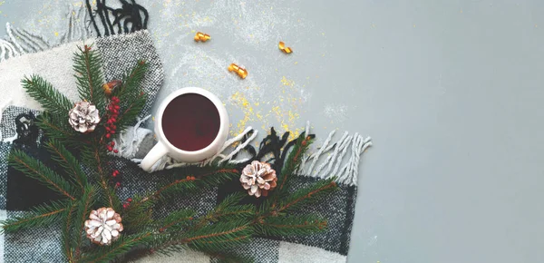 Белая Чашка Чаем Сером Фоне Блестками Гиперстиль Новый Год Рождество — стоковое фото