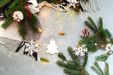 Doğal kozalaklı Noel arkaplanı, gümüş toplar, kar taneleri. Ev yapımı Noel. Yeni yıl için Hygge stili. Tasarım için yaratıcı alan. Yakın plan.