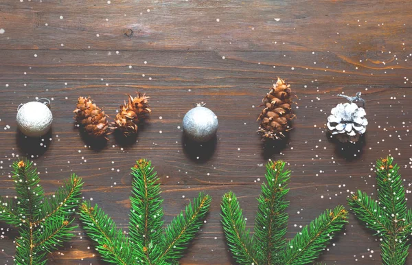 Weihnachten Hintergrund Mit Diy Von Natürlichen Zapfen Silbernen Kugeln Schneeflocken — Stockfoto