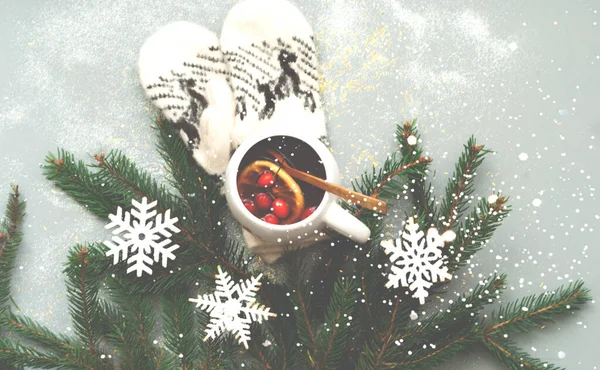 Λευκό Κύπελλο Τσάι Γκρι Φόντο Λάμψη Hygge Στυλ Για Χριστούγεννα — Φωτογραφία Αρχείου