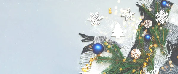 Slavnostní Šedé Pozadí Jiskry Vánoční Dřevěné Figurky Jedlových Větvích Kreativní — Stock fotografie