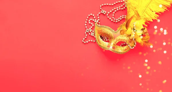 Zlatý Karneval Maska Růžovém Pozadí Stříbrnými Korálky Domácí Vánoční Nebo — Stock fotografie