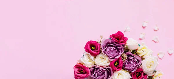 Feestelijke concept van rozenknoppen in volle bloei. Valentijnsdag. Template mock up van wenskaart of tekst ontwerp. — Stockfoto