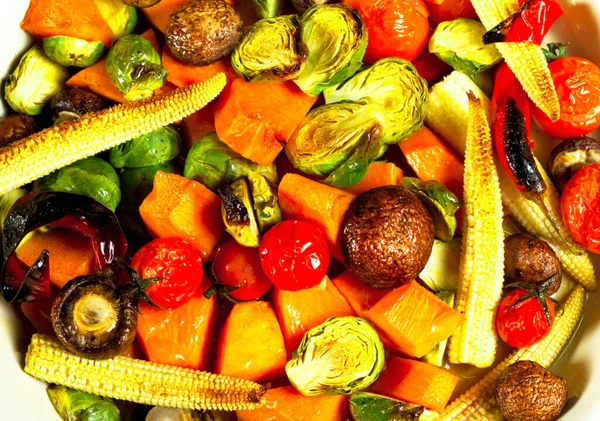 Creatieve lay-out gemaakt van gegrilde champignons en groenten. Vegetarisch voedselconcept. — Stockfoto