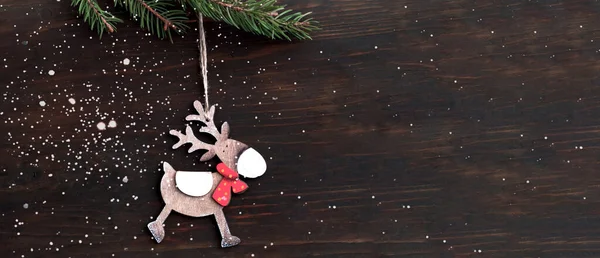 Εορταστική Ξύλινο Φόντο Θολή Επίδραση Χριστουγεννιάτικα Ξύλινα Ειδώλια Καφέ Τραπέζι — Φωτογραφία Αρχείου