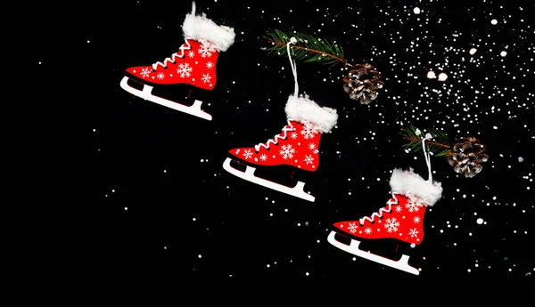 Festlicher Hintergrund Mit Verschwommener Wirkung Weihnachtliche Holzfiguren Auf Dunklem Tisch — Stockfoto