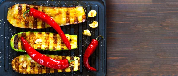 Zucchine Piccanti Alla Griglia Melanzane Calde Cotte Una Griglia Elettrica — Foto Stock