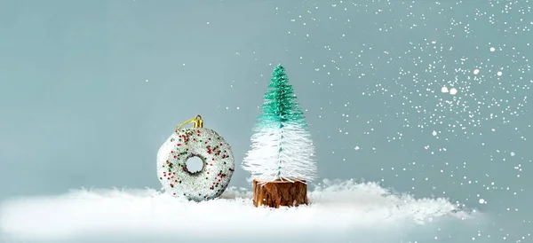 Διακοσμητικό Χριστουγεννιάτικο Δέντρο Και Ασημί Ντόνατ Γκρι Φόντο Χιόνι Εορταστική — Φωτογραφία Αρχείου