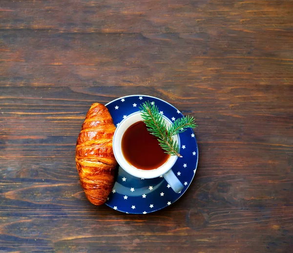 Kopp Med Och Croissant Blå Tallrik Trä Bakgrund Julafton Humör — Stockfoto