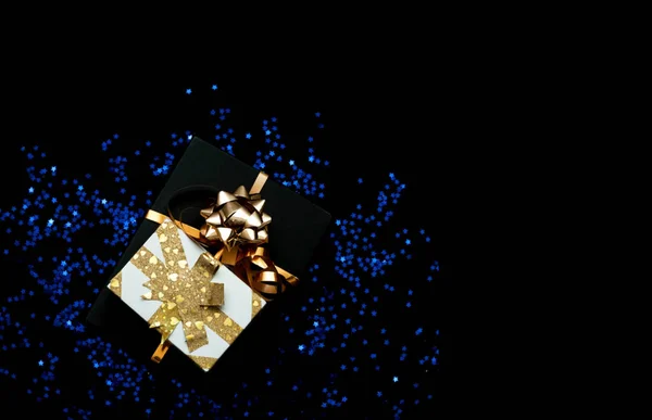 Diyギフト クリスマスの前夜に青い輝きを持つ暗い背景の贈り物を持つ箱 年末年始のコンセプト コピースペース — ストック写真