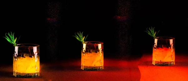 Quarantini Eller Hemlagad Alkohol Dryck Glasbägare Terrakotta Bakgrund Begreppet Nya — Stockfoto