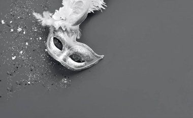 Gri arka planda parıltılı karnaval maskesi. Mardi Gras konsepti. Boşluğu kopyala