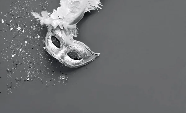 Gri arka planda parıltılı karnaval maskesi. Mardi Gras konsepti. Boşluğu kopyala