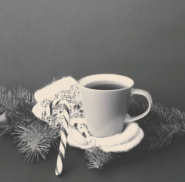 Чашка Чая Вязаных Варежках Рождественский Серый Фон Стиле Хигге Модный — стоковое фото