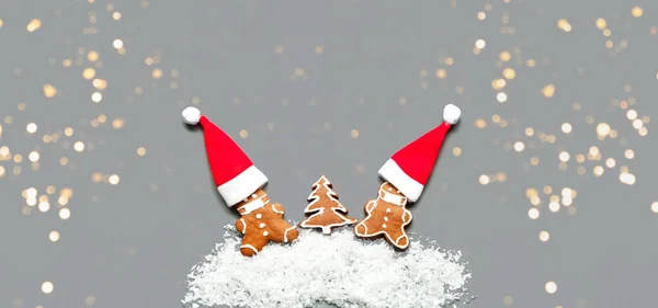 Perníčci Masce Zázvorových Sušenek Šedém Pozadí Novoroční Dekorace Vánoční Nálada — Stock fotografie