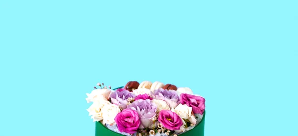 Caixa Festiva Com Botões Rosa Macaroons Coloridos Antecedentes Para Dia — Fotografia de Stock