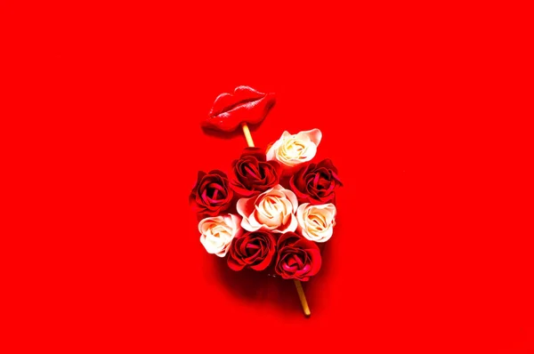 Creatieve Lay Out Met Rozenknoppen Met Lippen Stok Valentijnsdag Concept — Stockfoto