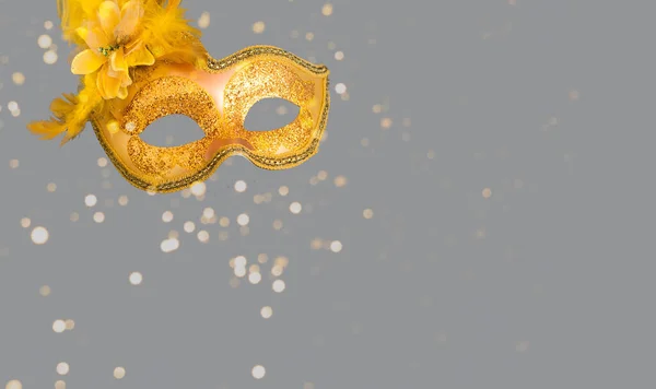 グレーの背景にカーニバルマスク。マルディグラのコンセプトや新年の装飾。流行色2021 。創造的なコピースペース. — ストック写真