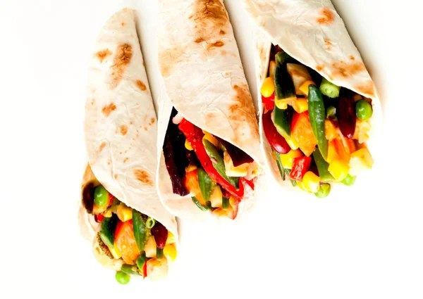 Tortilla mexicaine avec garnitures de légumes sur fond blanc. Menu respectueux de l'environnement ou manger moins de viande. Gros plan — Photo