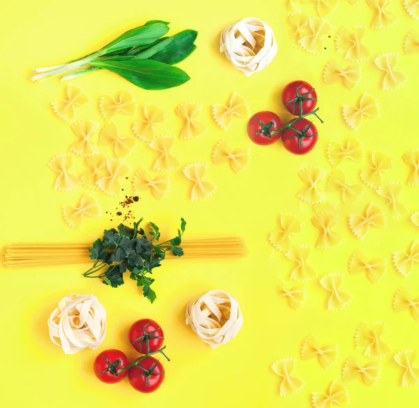 Ongekookte pasta noedels met ingrediënten op gele achtergrond. Het concept van voeding en duurzame gezondheid. Bovenaanzicht, kopieer ruimte — Stockfoto