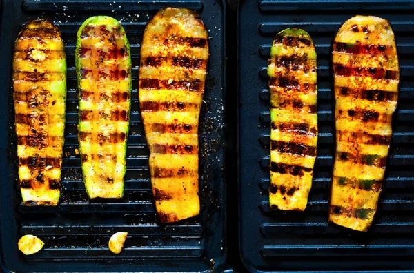 Zucchine calde piccanti alla griglia e melanzane, cotte una griglia elettrica. Il concetto di mangiare sano e delizioso cibo.Vista dall'alto, spazio copia — Foto Stock