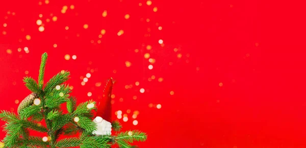 Ramo Abeto Com Cones Papai Noel Fundo Vermelho Decorações Natal — Fotografia de Stock