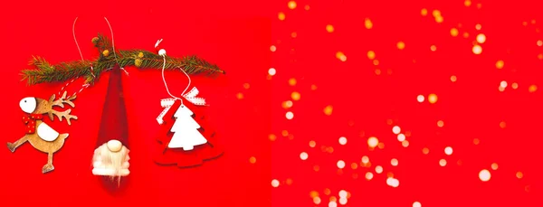 Χριστουγεννιάτικα ξύλινα ειδώλια σε κόκκινο φόντο. Εορταστική ιδέα. Δημιουργικός χώρος αντιγραφής. — Φωτογραφία Αρχείου