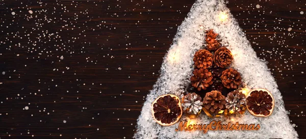 Weihnachtsbaum aus Tannenzapfen auf einem hölzernen Hintergrund. Öko-Weihnachtsurlaubskonzept oder Neujahrsgrußkarte mit Platz für Ihren Text. — Stockfoto