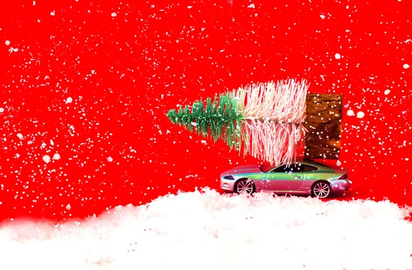 Brinquedo de árvore de Natal de abeto em carro cinza. Cartão de Natal. Espaço de cópia criativa. — Fotografia de Stock